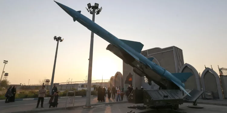 Iraníes visitan una exposición de misiles y drones en Teherán el 12 de noviembre de 2025. (ATTA KENARE / AFP)