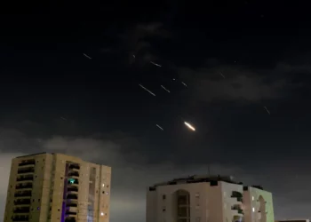 Se disparan misiles interceptores contra drones iraníes y misiles lanzados contra Israel, como se ve sobre Tel Aviv el 14 de abril de 2024. (Tomer Neuberg/Flash90)