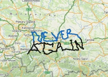 La ruta ciclista de 1.000 kilómetros (621 millas) del ciclista Lukáš Klement en Polonia deletrea las palabras "Nunca más" (Zaka Search and Rescue)