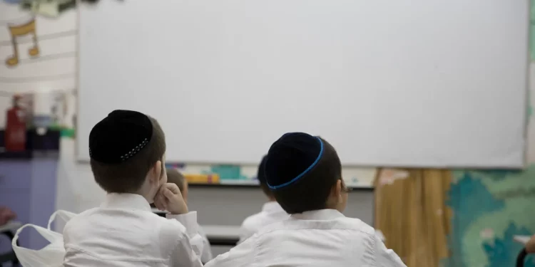 Imagen ilustrativa: Niños ultraortodoxos en una escuela en el asentamiento de Beitar Illit, Cisjordania, el 4 de septiembre de 2016 (Nati Shohat/Flash90)