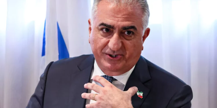 Reza Pahlavi, el hijo mayor del último Shah de Irán, habla con los reporteros en Tel Aviv el 19 de abril de 2023. (JACK GUEZ / AFP)