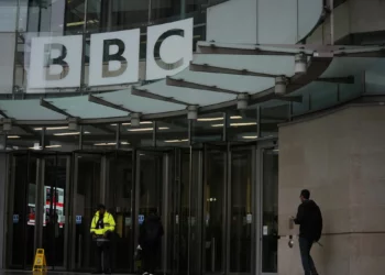 Una persona camina frente a la sede de la BBC en Londres, el 10 de noviembre de 2025. (AP/Kin Cheung)