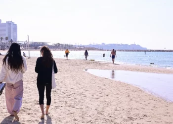 La playa de Tel Aviv en un cálido día de invierno, el 8 de enero de 2026. (Avshalom Sassoni/FLASH90)