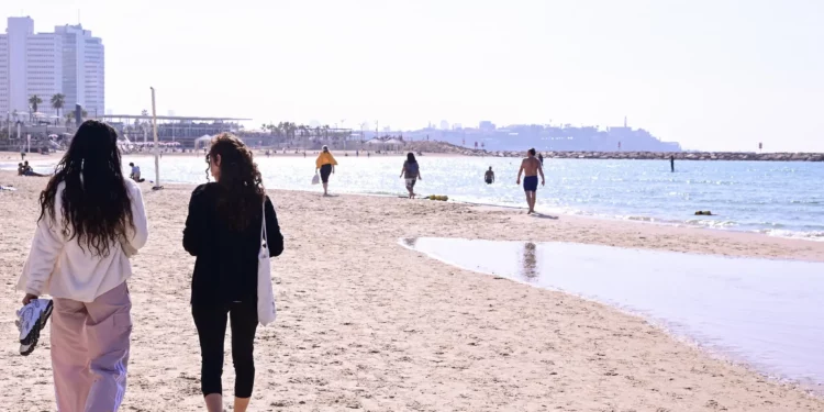 La playa de Tel Aviv en un cálido día de invierno, el 8 de enero de 2026. (Avshalom Sassoni/FLASH90)