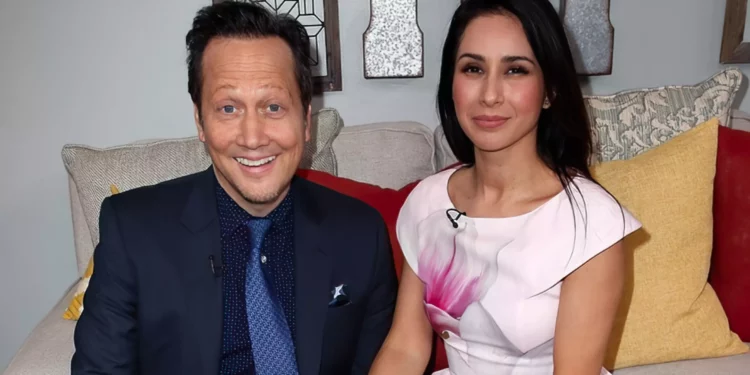 La esposa de Rob Schneider solicita el divorcio después de que él la llamara “la mujer de mis sueños”
