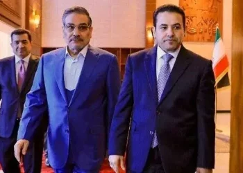 Oficina de prensa de Seguridad Nacional de Irak. El asesor de Seguridad Nacional de Irak, Qasim al-Araji (der.), se reúne con el secretario del Consejo Supremo de Seguridad Nacional de Irán, Ali Shamkhani (centro), en Bagdad el 19 de marzo de 2023. (IRAQI SECURITY MEDIA CENTRE/AFP)
