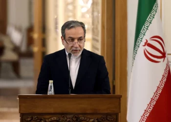 El ministro de Asuntos Exteriores iraní, Abbas Araghchi, habla durante una conferencia de prensa conjunta con el ministro de Asuntos Exteriores de Turquía (no aparece en la foto), en Teherán el 30 de noviembre de 2025. (Atta Kenare / AFP)