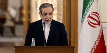El ministro de Asuntos Exteriores iraní, Abbas Araghchi, habla durante una conferencia de prensa conjunta con el ministro de Asuntos Exteriores de Turquía (no aparece en la foto), en Teherán el 30 de noviembre de 2025. (Atta Kenare / AFP)