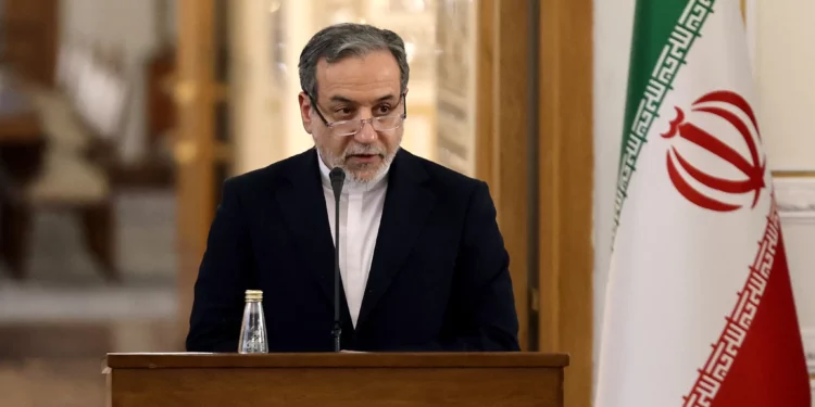 El ministro de Asuntos Exteriores iraní, Abbas Araghchi, habla durante una conferencia de prensa conjunta con el ministro de Asuntos Exteriores de Turquía (no aparece en la foto), en Teherán el 30 de noviembre de 2025. (Atta Kenare / AFP)