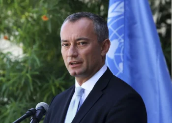 El Coordinador Especial de las Naciones Unidas para el Proceso de Paz en Oriente Medio, Nickolay Mladenov, en una conferencia de prensa en las oficinas de la OCENU en la ciudad de Gaza, el 25 de septiembre de 2017. (Adel Hana/AP)
