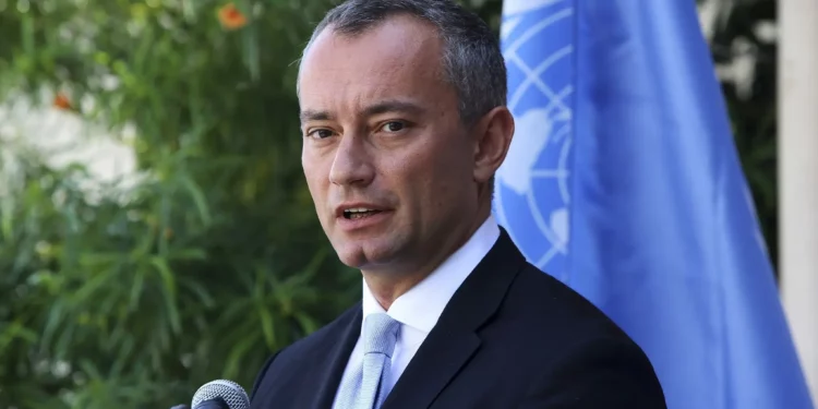 El Coordinador Especial de las Naciones Unidas para el Proceso de Paz en Oriente Medio, Nickolay Mladenov, en una conferencia de prensa en las oficinas de la OCENU en la ciudad de Gaza, el 25 de septiembre de 2017. (Adel Hana/AP)