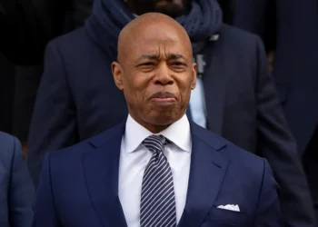 El alcalde de la ciudad de Nueva York, Eric Adams, sale del tribunal el 19 de febrero de 2025 en Nueva York. (AP/Julia Demaree Nikhinson)