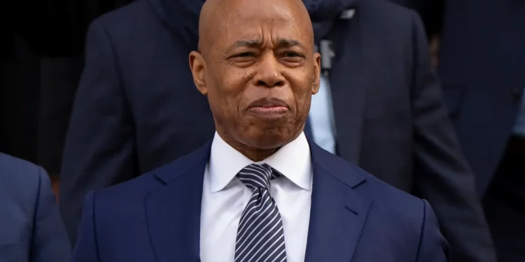 El alcalde de la ciudad de Nueva York, Eric Adams, sale del tribunal el 19 de febrero de 2025 en Nueva York. (AP/Julia Demaree Nikhinson)