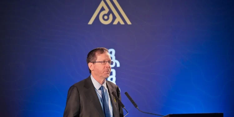 El presidente Isaac Herzog habla en una conferencia sobre la sociedad compartida el 6 de enero de 2026 (Kobi Gideon/GPO)