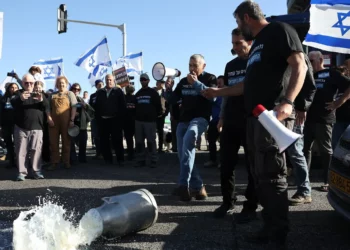 Los agricultores se manifiestan contra la reforma láctea en la intersección de Goma, el 5 de enero de 2025 (David Cohen/FLASH90)