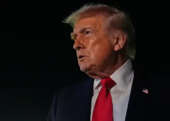 El presidente de Estados Unidos, Donald Trump, habla con la prensa antes de abordar el Air Force One en el Aeropuerto Internacional de Palm Beach, el 19 de enero de 2026, en West Palm Beach, Florida (Foto AP/Julia Demaree Nikhinson)