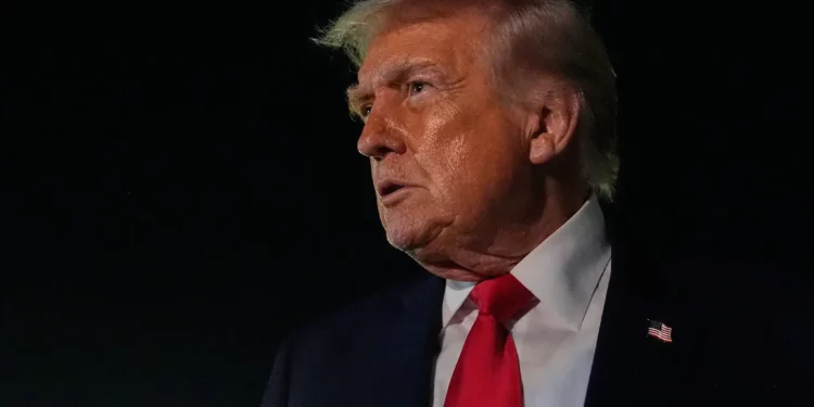 El presidente de Estados Unidos, Donald Trump, habla con la prensa antes de abordar el Air Force One en el Aeropuerto Internacional de Palm Beach, el 19 de enero de 2026, en West Palm Beach, Florida (Foto AP/Julia Demaree Nikhinson)