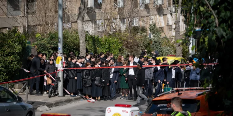 Fuerzas de rescate y seguridad se observan en el lugar donde se encontraron varios niños pequeños con dificultad respiratoria, en una guardería sin licencia en Jerusalén, el 19 de enero de 2026. (Chaim Goldberg/Flash90)