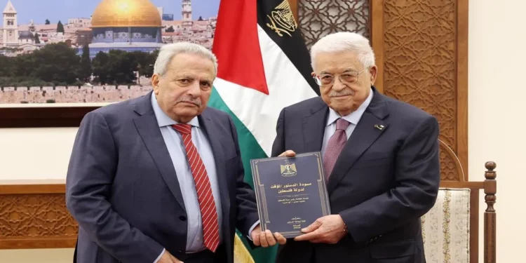 Mahmoud Abás recibe un borrador constitucional para transitar la AP a un Estado