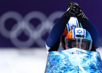 El equipo israelí de bobsleigh de dos hombres queda último