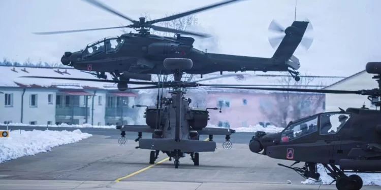 Los Apache y Chinook de EE. UU. efectúan maniobras en Alemania