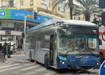 Un autobús chocó contra una tienda en Ramat Gan: al menos 10 heridos