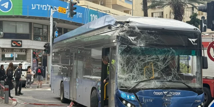 Un autobús chocó contra una tienda en Ramat Gan: al menos 10 heridos