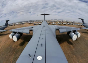 “Habrá consecuencias”: Donald Trump advierte a contratistas de defensa