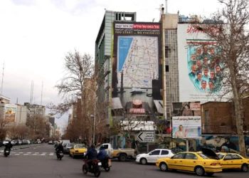 El líder supremo de Irán insta a los iraníes a mostrar “determinación” frente a la presión extranjera