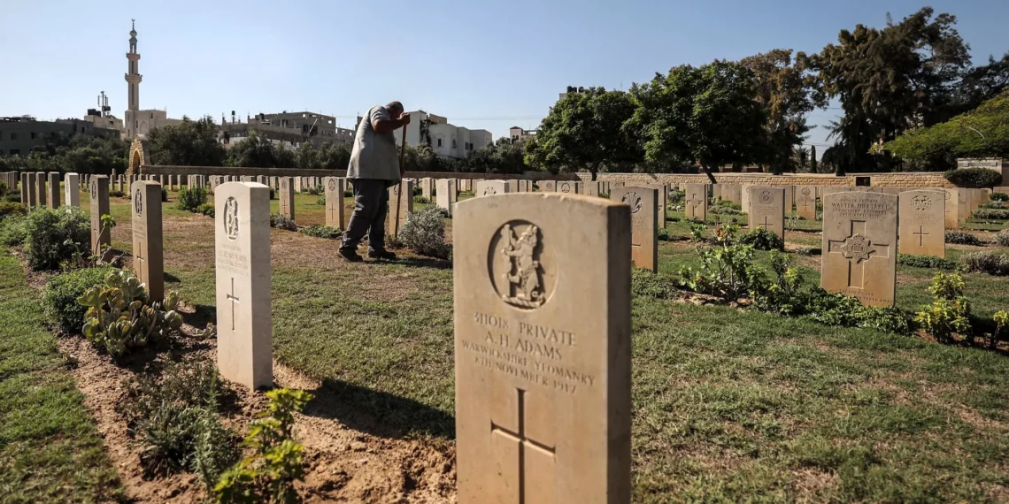 Acusan a Israel de destruir parte de un histórico cementerio de guerra en Gaza