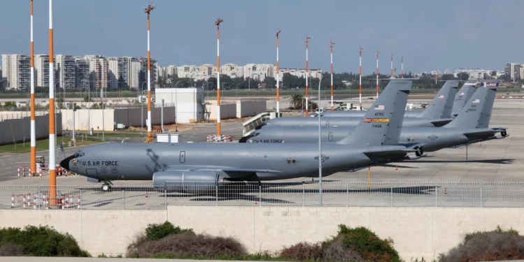 Nueve aviones cisterna estadounidenses llegaron a Ben Gurión durante la noche