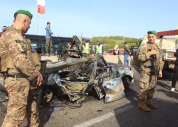 Soldados del ejército libanés protegen el lugar donde se produjo un ataque con drones que, según Israel, tenía como objetivo a un miembro de Hezbolá en la carretera de la localidad de Ansariyeh, en el sur del Líbano, el 2 de febrero de 2026 (Mahmoud Zayyat/AFP).