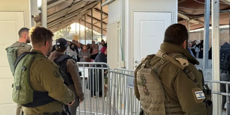 Miles de palestinos cruzan a la capital israelí para el Ramadán