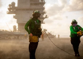 Marineros estadounidenses manejan deflectores de chorro en la cubierta de vuelo del portaaviones más grande del mundo, el portaaviones clase Ford USS Gerald R. Ford (CVN 78), mientras navega por el mar Caribe, el 4 de febrero de 2026 (foto de la Marina de los Estados Unidos).