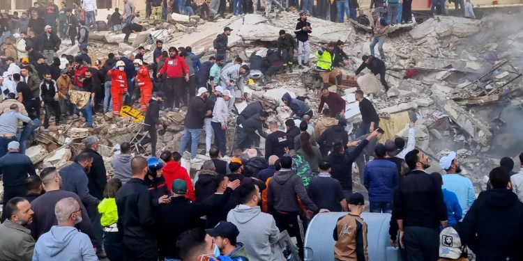 Cinco personas mueren tras el derrumbe de un edificio antiguo en Trípoli