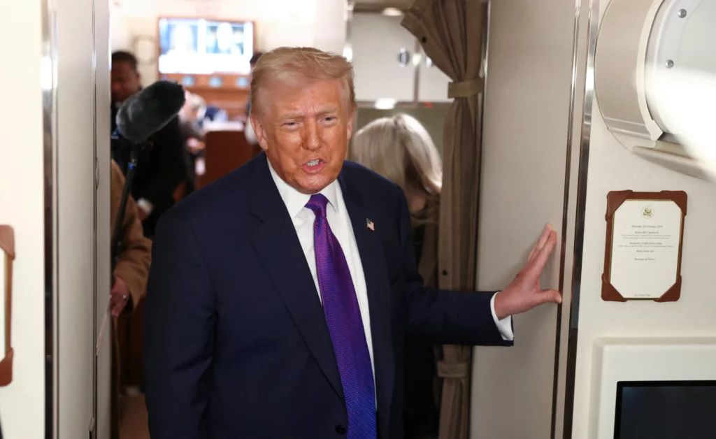 Donald Trump responde a periodistas en el Air Force One