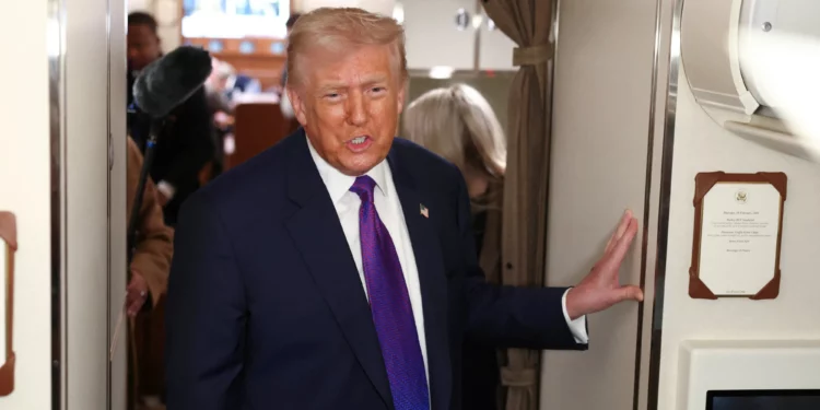 Donald Trump responde a periodistas en el Air Force One