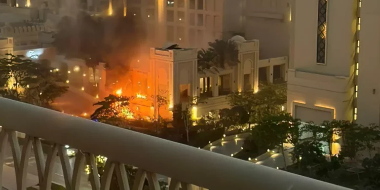 Cuatro heridos en un ataque iraní contra el emblemático edificio The Palm de Dubái