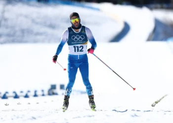 El israelí Attila Kertesz ocupa el penúltimo puesto en la carrera olímpica de esquí de fondo