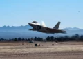 Un F-22 Raptor de la Fuerza Aérea de los Estados Unidos, asignado al 3.º Ala, Base Conjunta Elmendorf-Richardson, Alaska, despega para una misión durante el ejercicio Red Flag-Nellis 26-1 en la Base Aérea Nellis, Nevada, el 4 de febrero de 2026 (fotografía de la Fuerza Aérea de los Estados Unidos tomada por William R. Lewis).