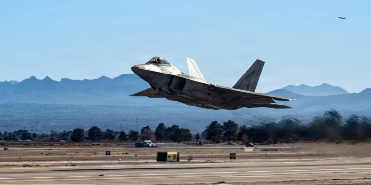 Un F-22 Raptor de la Fuerza Aérea de los Estados Unidos, asignado al 3.º Ala, Base Conjunta Elmendorf-Richardson, Alaska, despega para una misión durante el ejercicio Red Flag-Nellis 26-1 en la Base Aérea Nellis, Nevada, el 4 de febrero de 2026 (fotografía de la Fuerza Aérea de los Estados Unidos tomada por William R. Lewis).