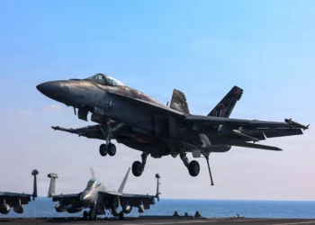 Los F/A-18 Super Hornets del Escuadrón de Cazas de Ataque 14 aterrizan en la cubierta del USS Abraham Lincoln (CVN 72) en el mar Arábigo. Cuando se lanza desde una catapulta de un portaaviones, el Super Hornet puede pasar de estar completamente parado a elevarse en menos de 3 segundos.