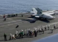 Una fotografía distribuida por la Marina de los Estados Unidos el 8 de febrero de 2026 muestra a varios observadores, entre ellos los negociadores principales estadounidenses Steve Witkoff y Jared Kushner, mientras observan las operaciones de vuelo en la cubierta de vuelo del portaaviones clase Nimitz USS Abraham Lincoln (CVN 72) en el mar Arábigo, el 7 de febrero de 2026. (Hannah Tross / US NAVY / AFP)