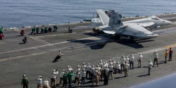 Una fotografía distribuida por la Marina de los Estados Unidos el 8 de febrero de 2026 muestra a varios observadores, entre ellos los negociadores principales estadounidenses Steve Witkoff y Jared Kushner, mientras observan las operaciones de vuelo en la cubierta de vuelo del portaaviones clase Nimitz USS Abraham Lincoln (CVN 72) en el mar Arábigo, el 7 de febrero de 2026. (Hannah Tross / US NAVY / AFP)