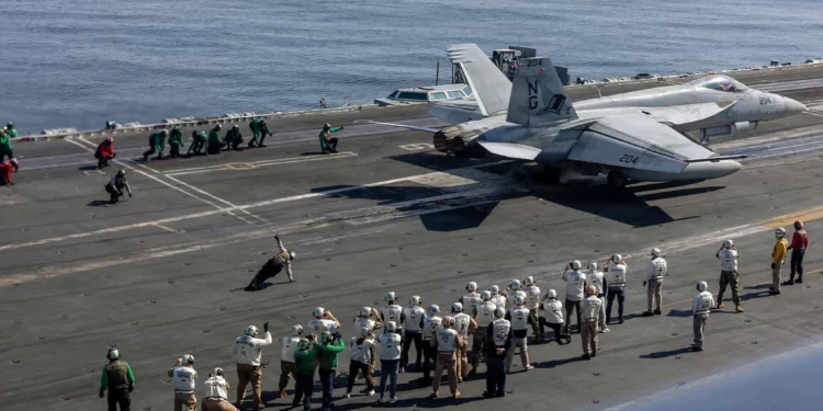 Una fotografía distribuida por la Marina de los Estados Unidos el 8 de febrero de 2026 muestra a varios observadores, entre ellos los negociadores principales estadounidenses Steve Witkoff y Jared Kushner, mientras observan las operaciones de vuelo en la cubierta de vuelo del portaaviones clase Nimitz USS Abraham Lincoln (CVN 72) en el mar Arábigo, el 7 de febrero de 2026. (Hannah Tross / US NAVY / AFP)