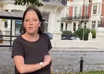 Británica que retiró un cartel con el nombre de un rehén israelí es condenada por robo