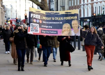 Irán condena a pareja británica a 10 años de prisión por espionaje