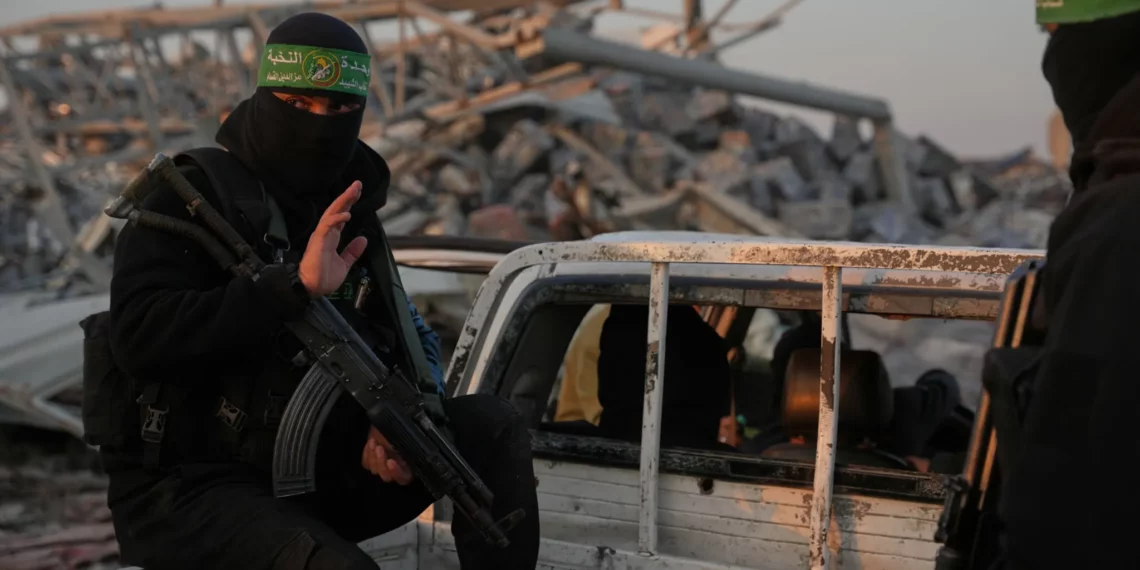 Miembros de Hamás buscan los restos de un rehén israelí en el barrio de Zeitoun, en la ciudad de Gaza, el 7 de enero de 2026. (AP/Abdel Kareem Hana)