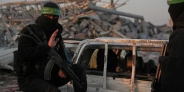 Miembros de Hamás buscan los restos de un rehén israelí en el barrio de Zeitoun, en la ciudad de Gaza, el 7 de enero de 2026. (AP/Abdel Kareem Hana)