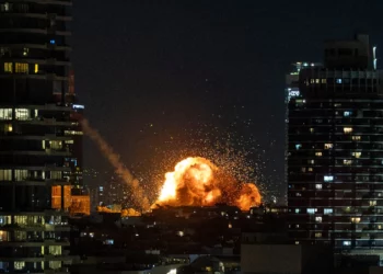 20 heridos por el impacto de un misil balístico iraní en Tel Aviv